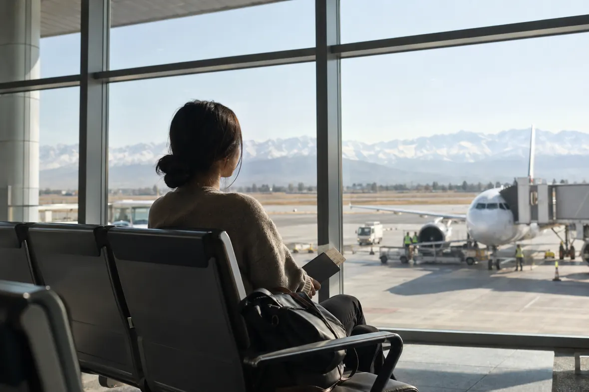 現地で旅程を相談するイメージ